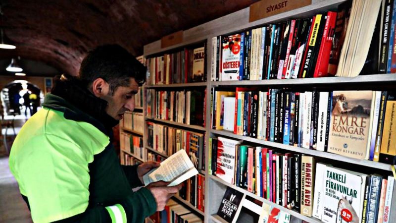 I netturbini salvano i libri dalla spazzatura