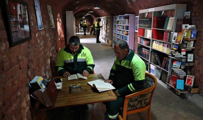 Salvano i libri e aprono una biblioteca 