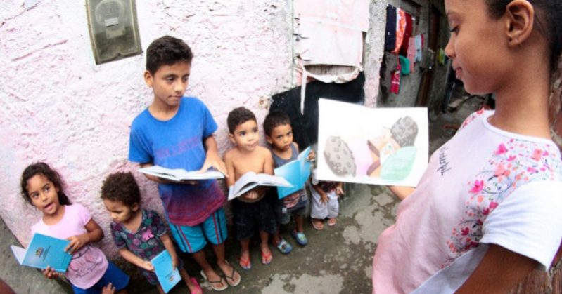 Photo of Ha 11 anni e trasforma i vicoli del suo quartiere in una scuola. Storia di piccoli eroi senza mantello