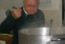 Photo of Lo chef dei poveri è di Roma, ha 90 anni e ogni giorno cucina per 300 senzatetto