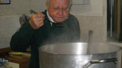 Photo of Lo chef dei poveri è di Roma, ha 90 anni e ogni giorno cucina per 300 senzatetto