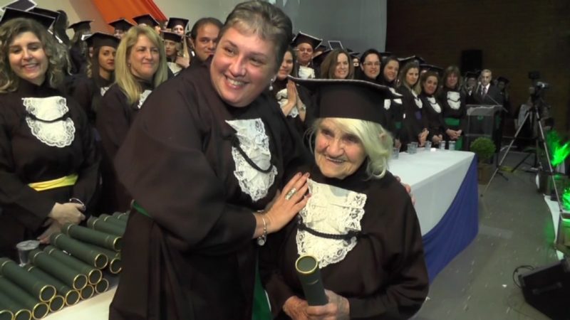 Anziana signora si laurea a 87 anni 