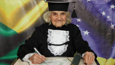 Photo of L’anziana signora si laurea ad 87 anni e con una tesi scritta interamente a mano