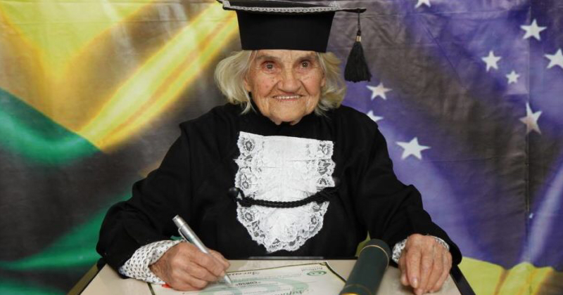 Anziana signora si laurea a 87 anni