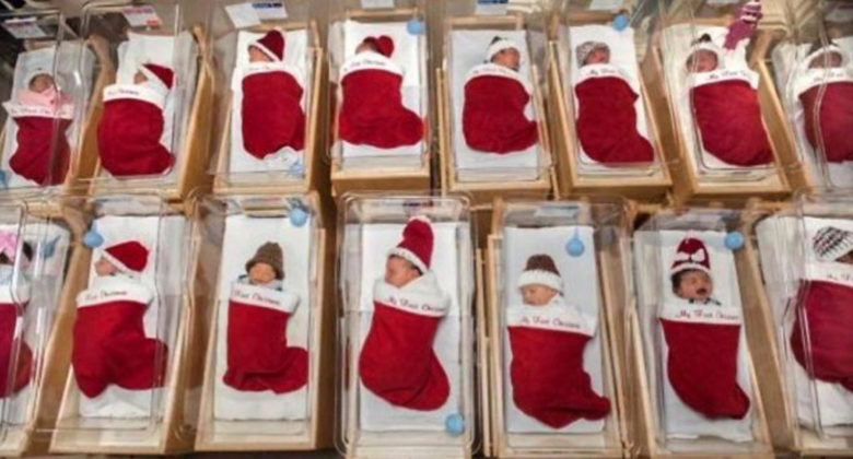 Ospedale pediatrico dimette i neonati nelle calze natalizie