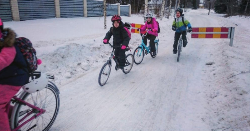 In Finlandia i bambini vanno a scuola in bicicletta anche con 17 gradi sotto lo zero 