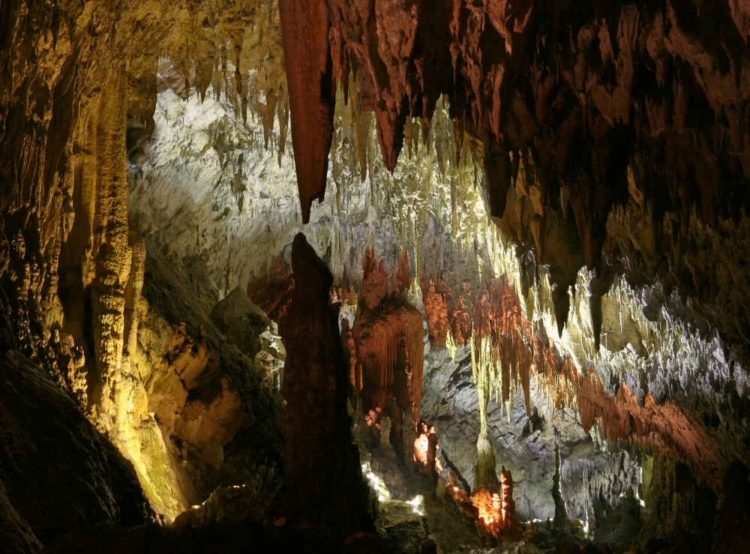 L’incontro tra una stalattite e una stalagmite 
