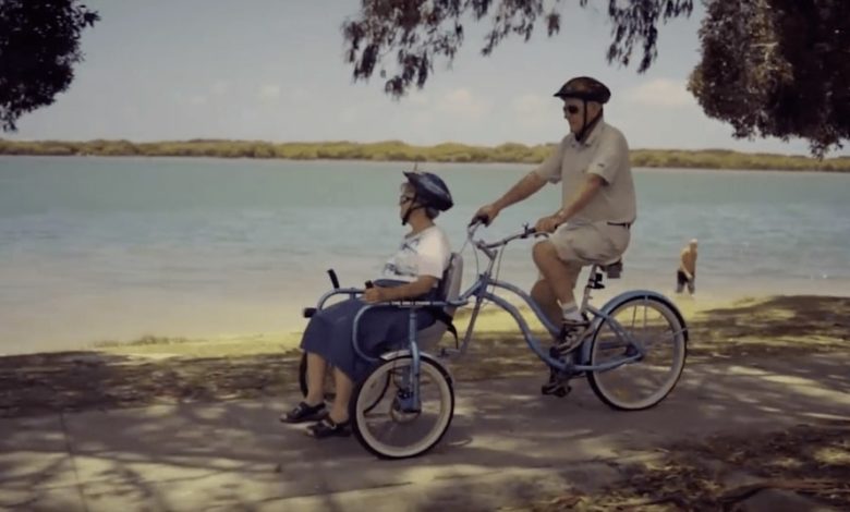 Marito inventa bicicletta speciale per la moglie con l’Alzheimer