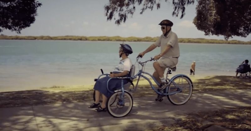 Marito inventa bicicletta speciale per la moglie con l’Alzheimer
