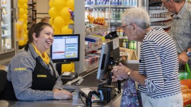 Photo of Un supermercato olandese attiva il “Chat Checkout”, un servizio che permette ai cassieri di chattare con le persone sole