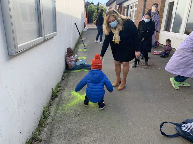 Le foto dei bambini che giocano in quadrati