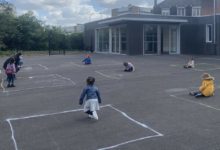 Photo of Le foto dei bambini che giocano in quadrati di gesso: la triste riapertura della scuola in Francia