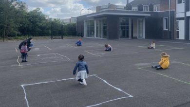 Photo of Le foto dei bambini che giocano in quadrati di gesso: la triste riapertura della scuola in Francia