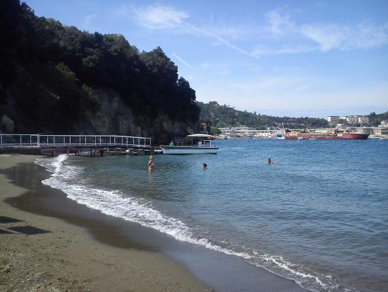 Vittorio ogni mattina ripulisce la Spiaggia di Bacoli