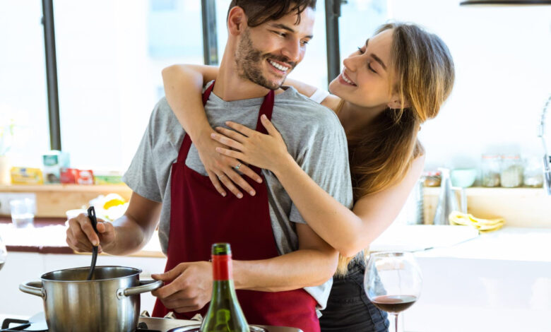 Gli uomini che sanno cucinare rendono le donne più felici