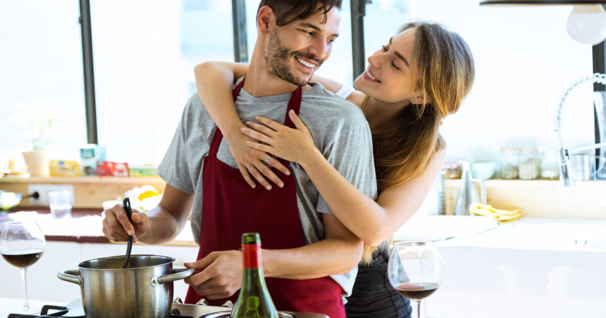 Gli uomini che sanno cucinare rendono le donne più felici