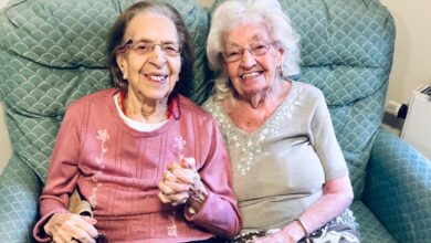 Photo of Amiche inseparabili da quasi 80 anni scelgono la stessa casa di riposo per continuare a stare insieme