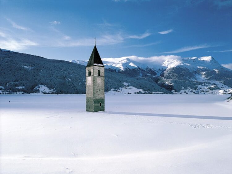 Campanile di Curon in inverno 