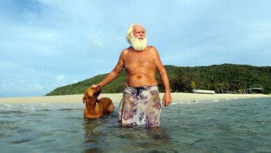 Photo of Ex milionario vive su un’isola deserta e lontana dalla società da oltre 20 anni. Il suo racconto e l’unico rimpianto