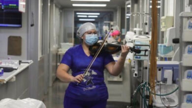 Photo of L’infermiera suona il violino per i pazienti affetti dal Coronavirus dopo aver terminato il suo turno di lavoro in ospedale
