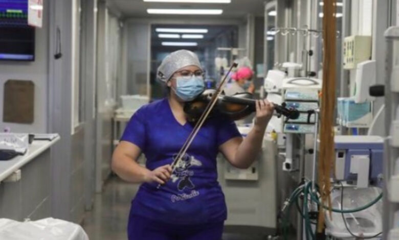 Infermiera suona il violino per i pazienti affetti dal Coronavirus