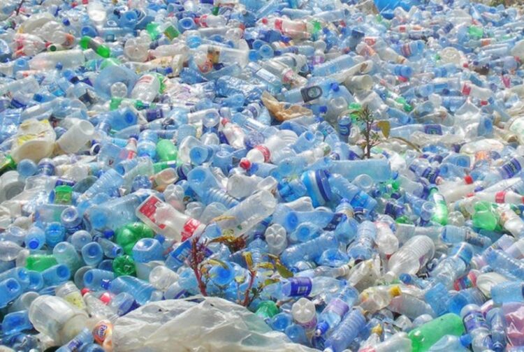 Bottiglie di plastica per pavimentare strade 