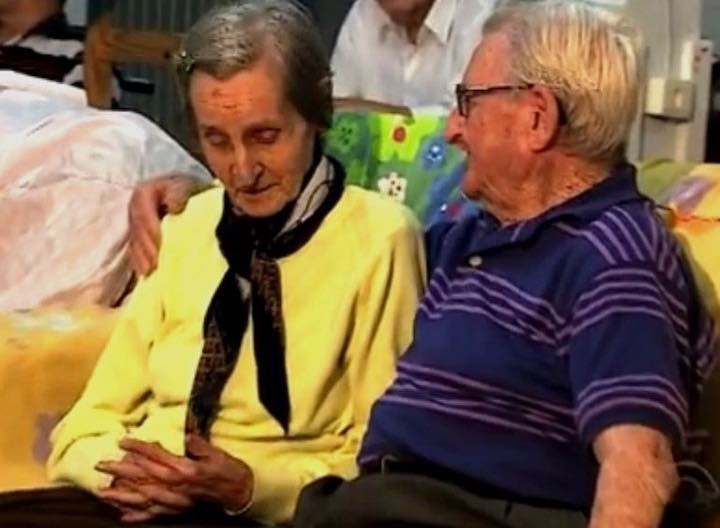 Una Una coppia di anziani si ritrova 65 anni dopo