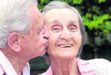 Photo of Una coppia di anziani, innamorati in gioventù, si ritrova 65 anni dopo in una casa di riposo e riscopre l’amore
