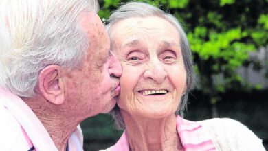 Photo of Una coppia di anziani, innamorati in gioventù, si ritrova 65 anni dopo in una casa di riposo e riscopre l’amore