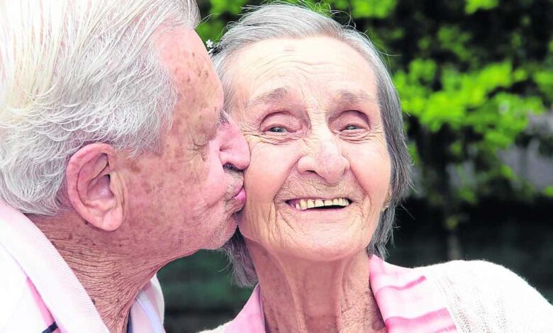 Una coppia di anziani dopo 65 anni dopo