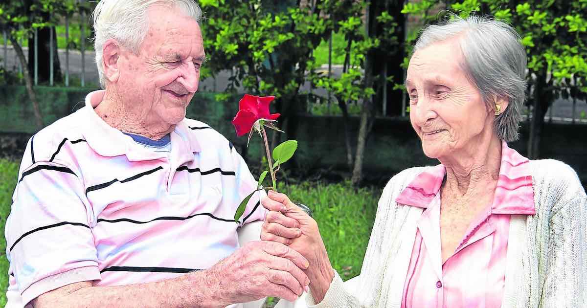 coppia di anziani si ritrova 65 anni dopo