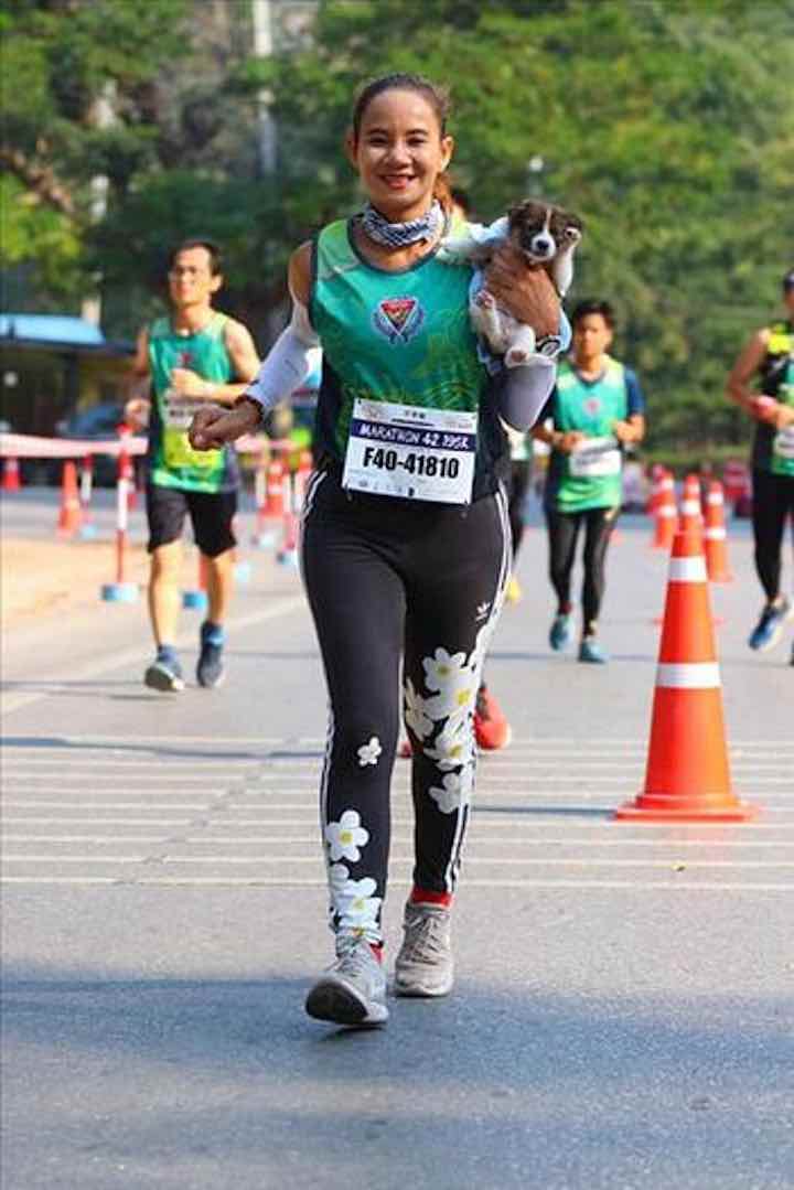 Una donna che ama gli animali salva un randagio nel corso di una maratona