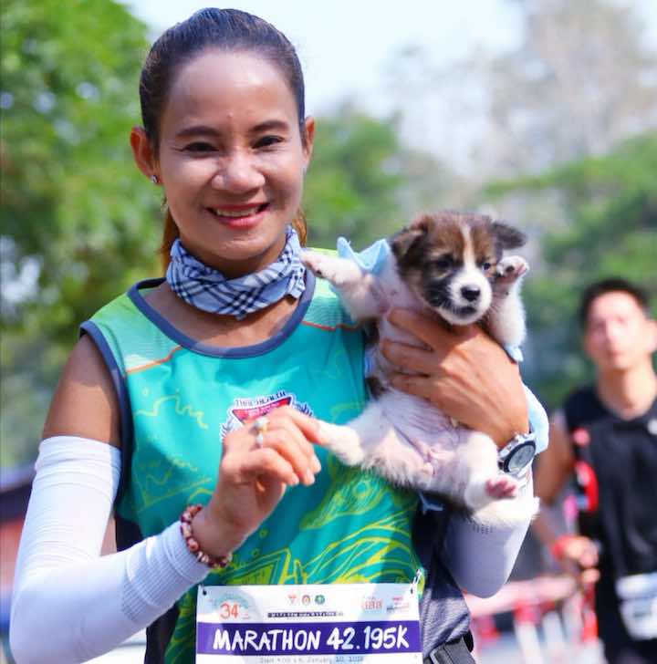 Una donna salva un randagio maratona