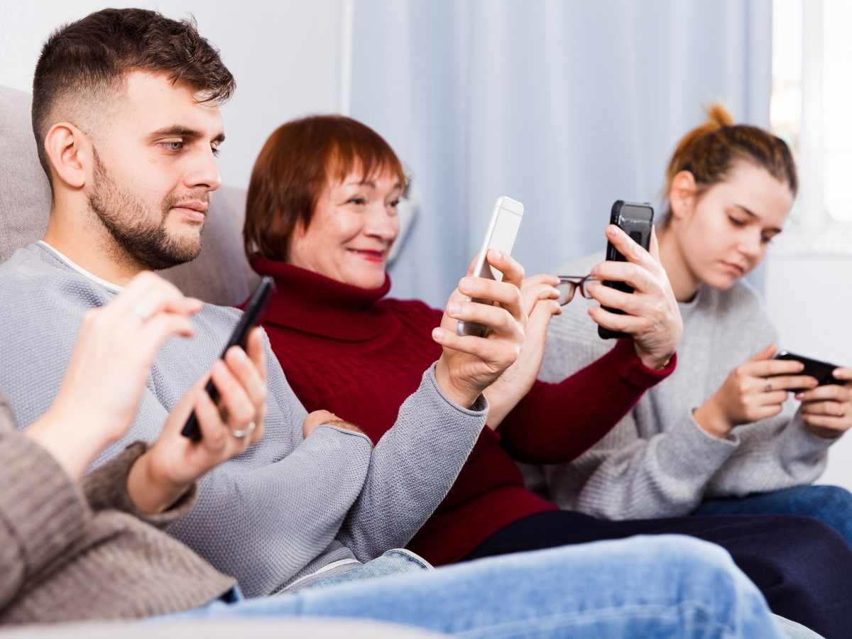 famiglia con il telefono