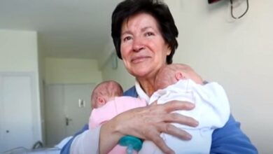 Photo of Diventa mamma di due gemelli a 64 anni: gli assistenti sociali poco dopo le tolgono la custodia dei bambini
