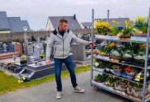 Photo of Dona i fiori invenduti a causa del Covid al cimitero della sua città per abbellire le tombe: il gesto del fioraio commuove il web