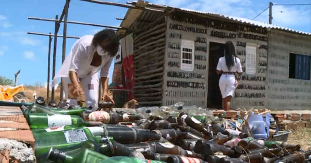 Madre e figlia costruiscono casa