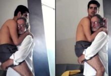 Photo of Un nonno porta in braccio il nipote autistico di 17 anni: “Non è pesante, è mio nipote”