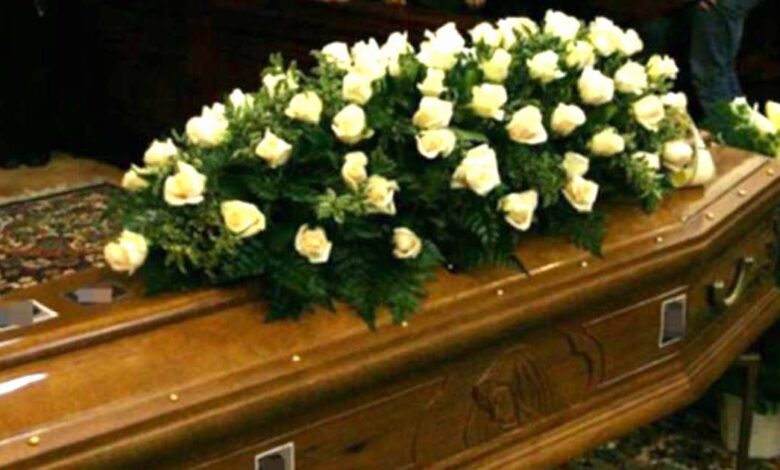 Due fratelli rifiutano di invitare il padre al funerale