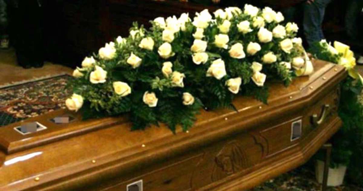 Due fratelli rifiutano di invitare il padre al funerale