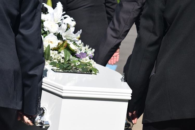 Due fratelli rifiutano di invitare padre al funerale