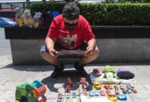 Photo of “Io e mia madre non abbiamo niente da mangiare”: un ragazzino di 11 anni scambia i suoi giocattoli con del cibo. La storia commuove il web