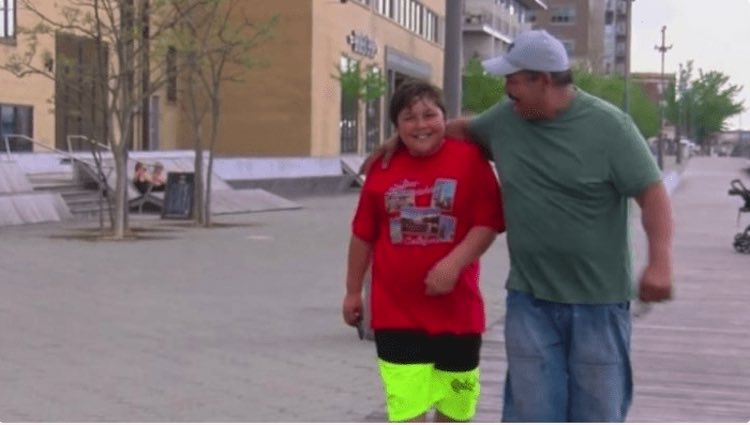 Un ragazzo di 11 anni restituisce il portafoglio trovato per strada