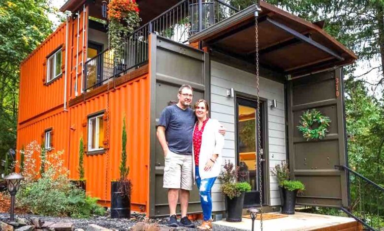 Una coppia costruisce una casa con dei container
