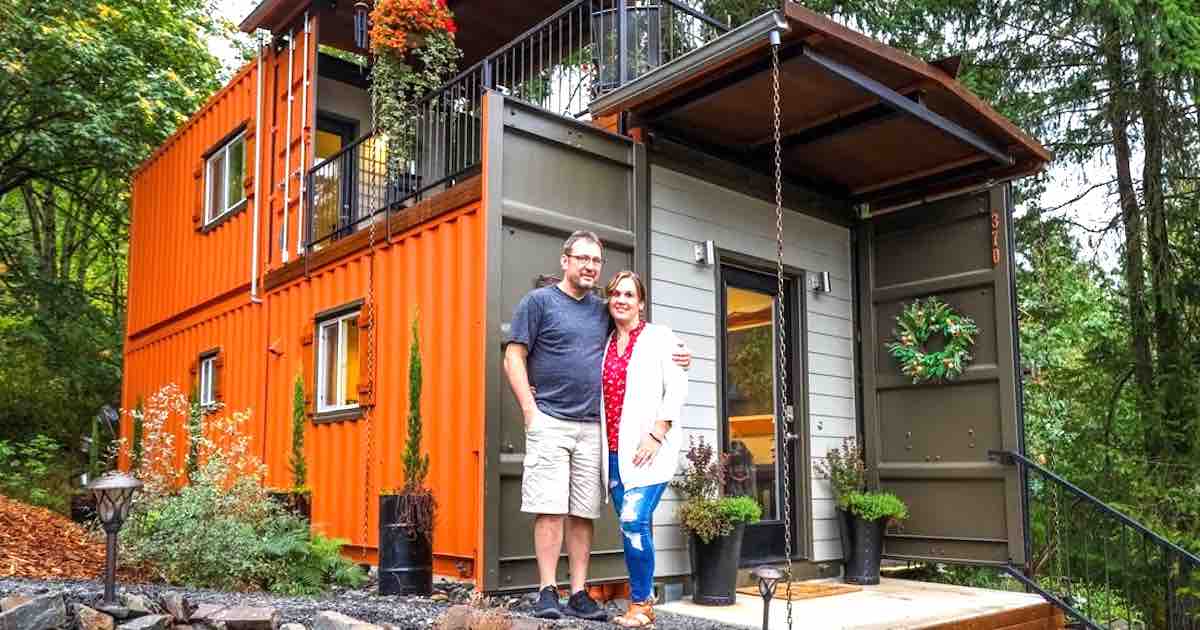 Una coppia costruisce una casa con dei container