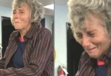 Photo of Una donna di 60 anni cammina 20 km per tornare a casa dopo il turno di lavoro per mesi: i suoi colleghi le regalano un’auto nuova