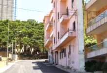 Photo of Un uomo costruisce un palazzo stretto e alto 3 piani per impedire la vista mare al fratello