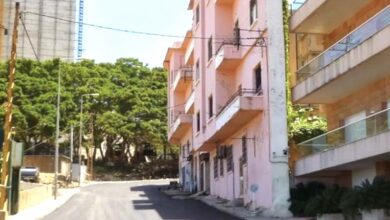 Photo of Un uomo costruisce un palazzo stretto e alto 3 piani per impedire la vista mare al fratello