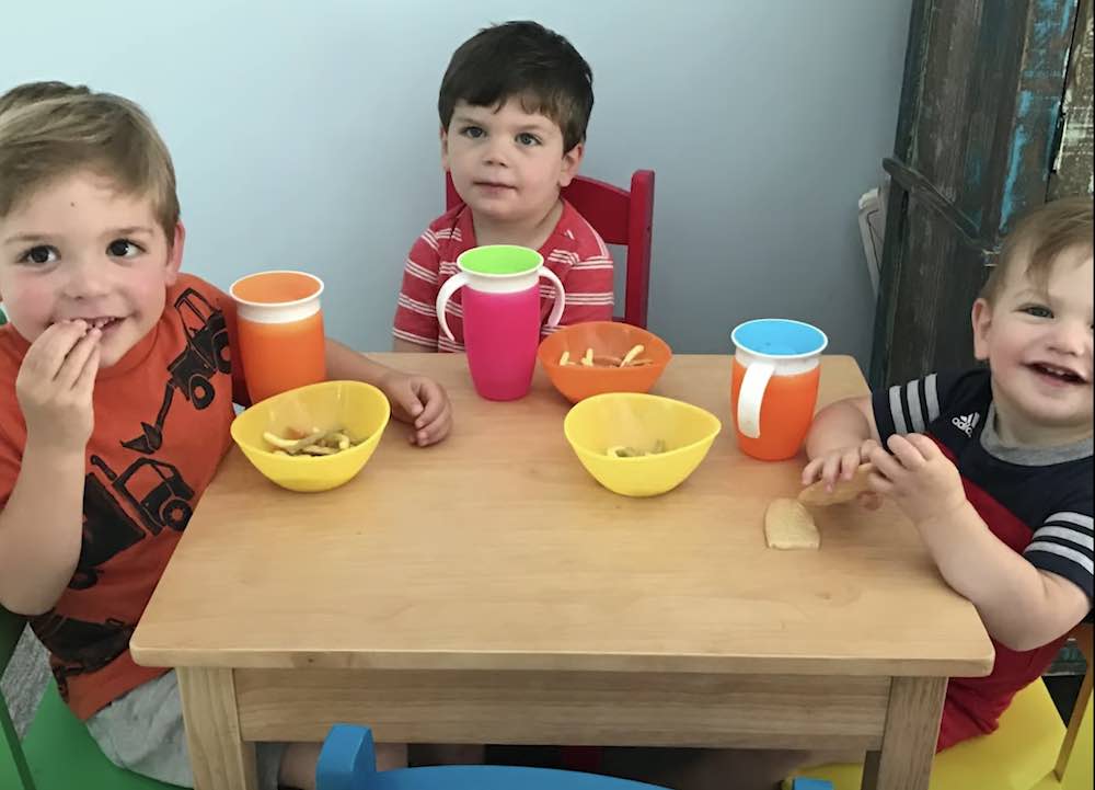 Due mamme adottano 3 fratellini sotto 4 anni