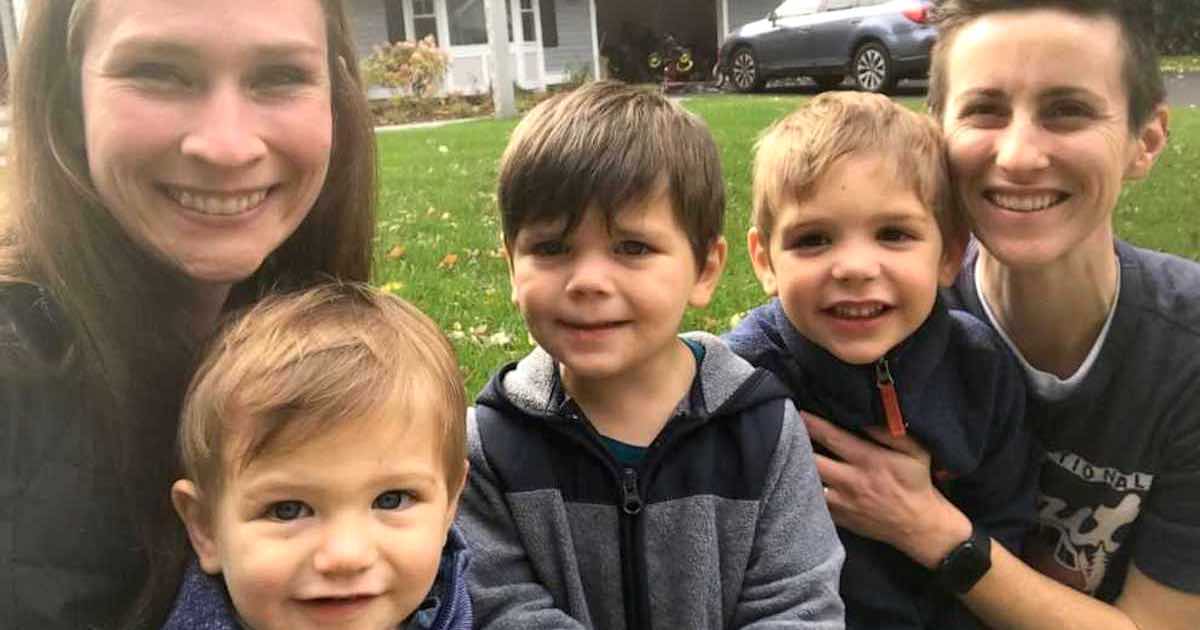 Due mamme adottano 3 fratellini sotto i 4 anni